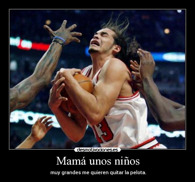 Mamá unos niños - muy grandes me quieren quitar la pelota.