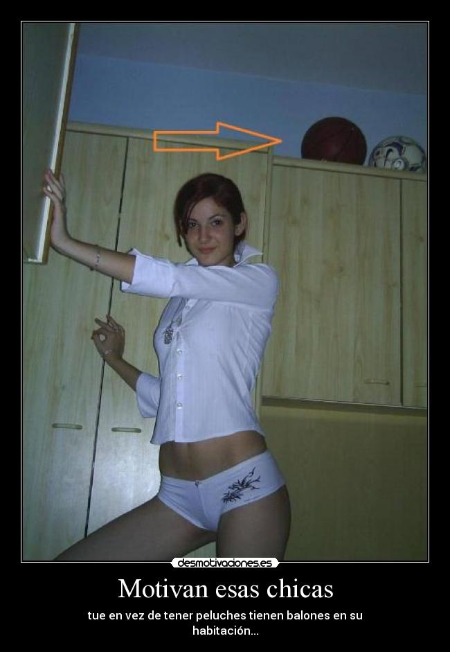 Motivan esas chicas - tue en vez de tener peluches tienen balones en su
habitación...