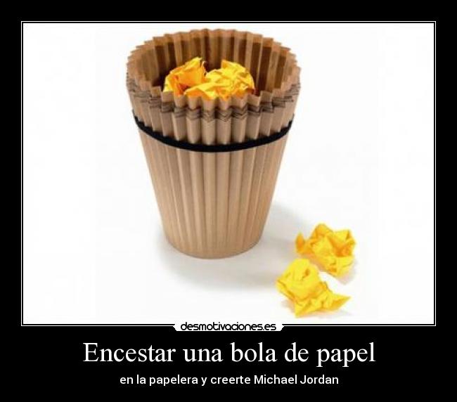 Encestar una bola de papel -