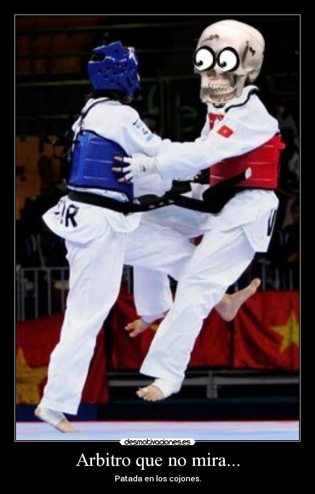 Arbitro que no mira... - Patada en los cojones.