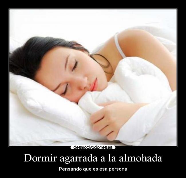Dormir agarrada a la almohada - 