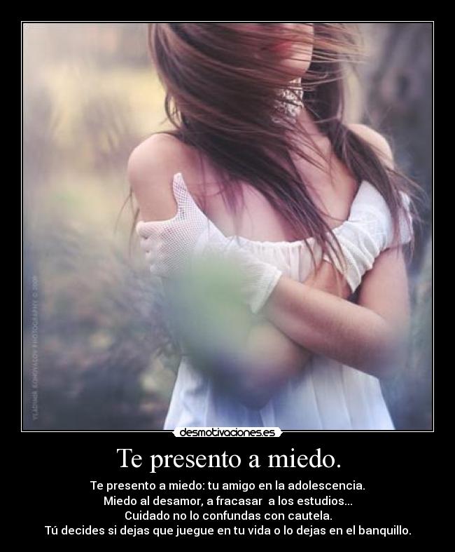 Te presento a miedo. - Te presento a miedo: tu amigo en la adolescencia.
Miedo al desamor, a fracasar a los estudios...
Cuidado no lo confundas con cautela.
Tú decides si dejas que juegue en tu vida o lo dejas en el banquillo.