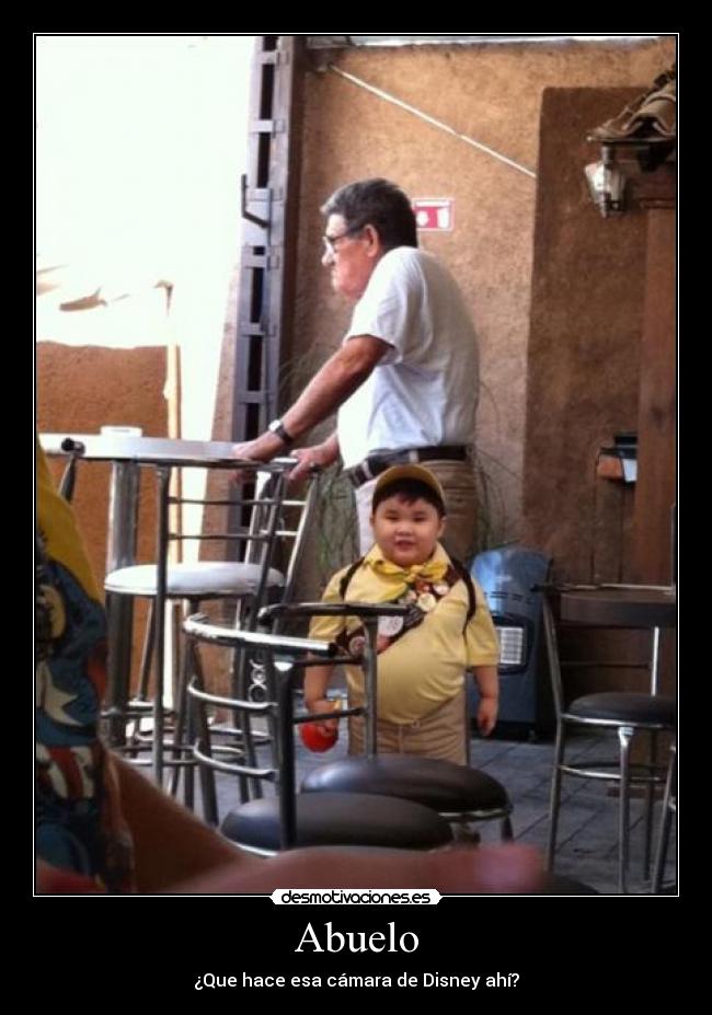 Abuelo - ¿Que hace esa cámara de Disney ahí?