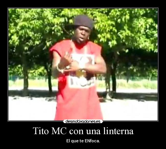 Tito MC con una linterna - El que te ENfoca.
