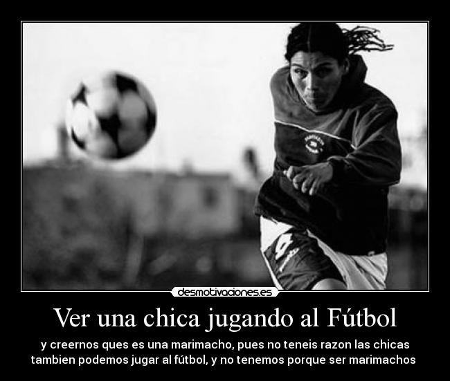 Ver una chica jugando al Fútbol -