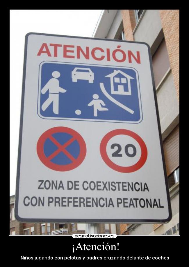 ¡Atención! - Niños jugando con pelotas y padres cruzando delante de coches