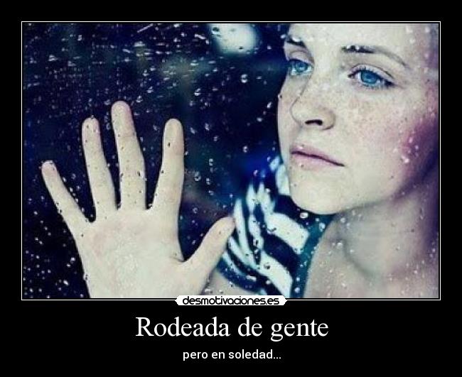 Rodeada de gente - pero en soledad...