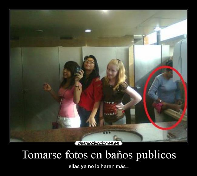 Tomarse fotos en baños publicos - ellas ya no lo haran más...