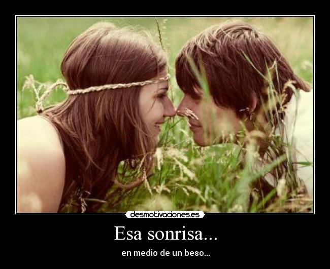 Esa sonrisa... - en medio de un beso...