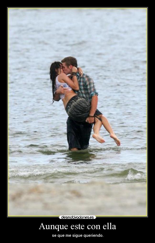 Aunque este con ella -