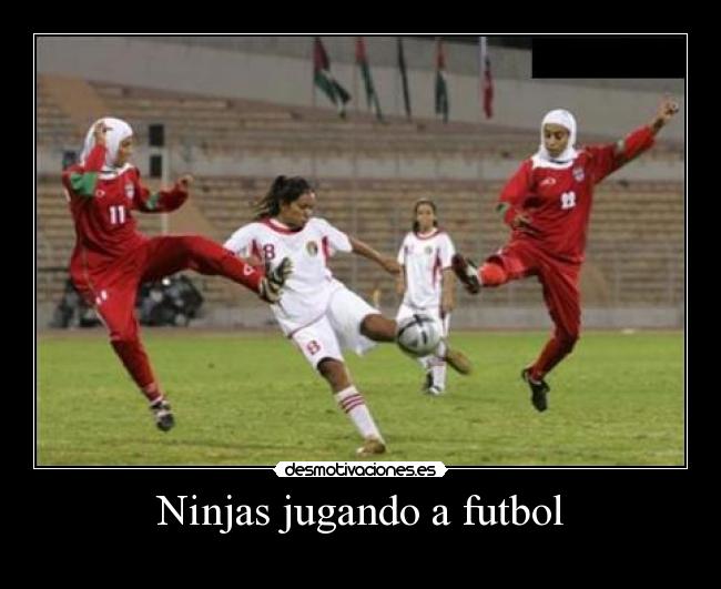 Ninjas jugando a futbol -