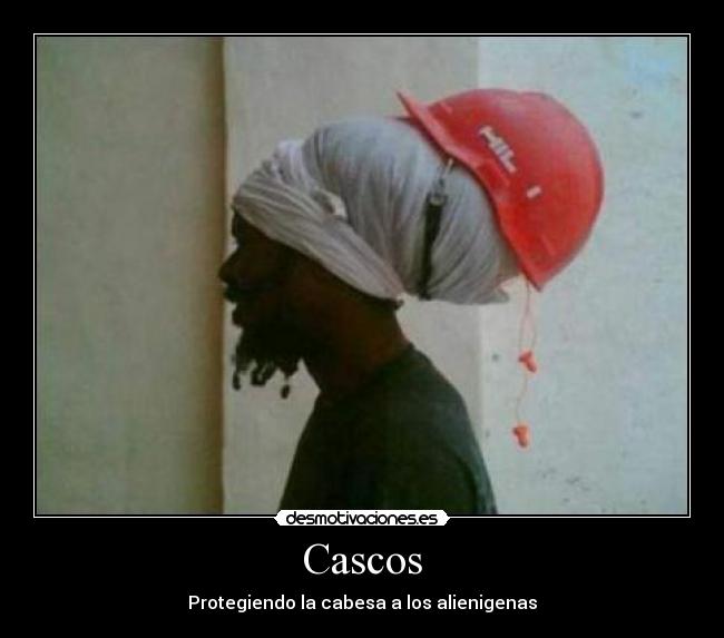 carteles casco alienigena rastas protegiendo desmotivaciones