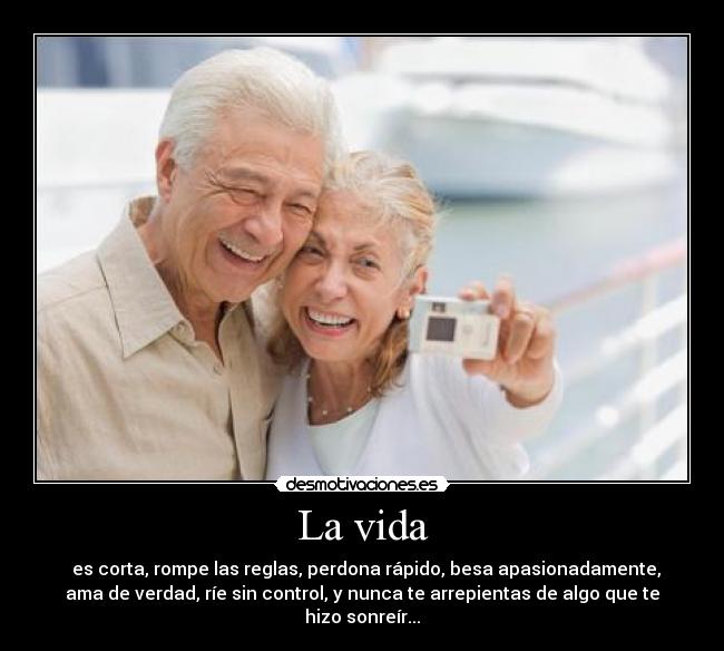 La vida -   es corta, rompe las reglas, perdona rápido, besa apasionadamente,
ama de verdad, ríe sin control, y nunca te arrepientas de algo que te
hizo sonreír...