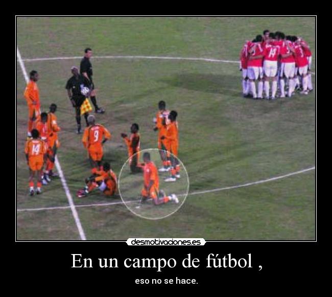 En un campo de fútbol , -