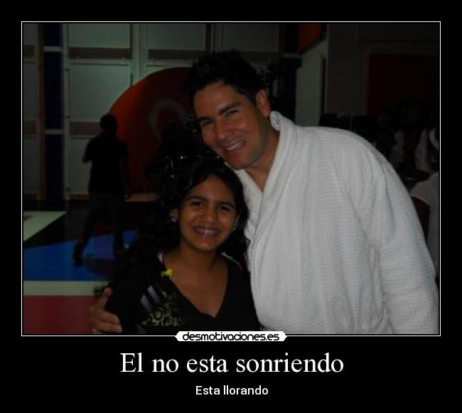 El no esta sonriendo - 