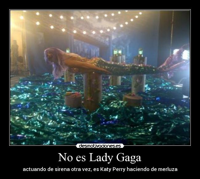 No es Lady Gaga - actuando de sirena otra vez, es Katy Perry haciendo de merluza