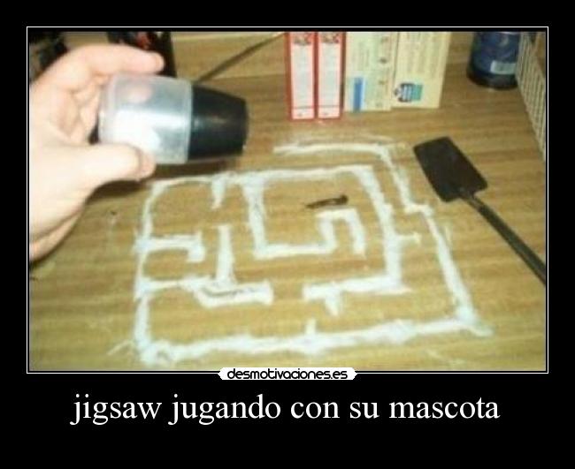 jigsaw jugando con su mascota -