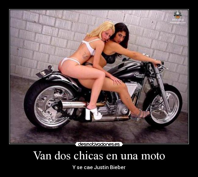 Van dos chicas en una moto - Y se cae Justin Bieber