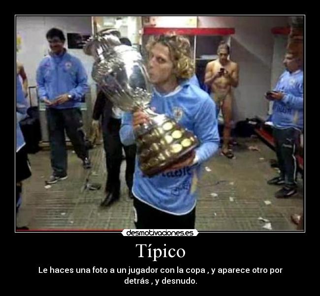 Típico - Le haces una foto a un jugador con la copa , y aparece otro por detrás , y desnudo.