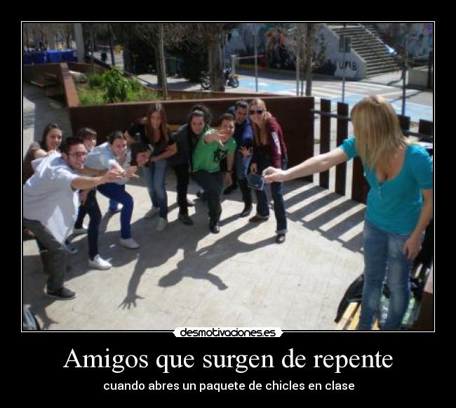 Amigos que surgen de repente - cuando abres un paquete de chicles en clase