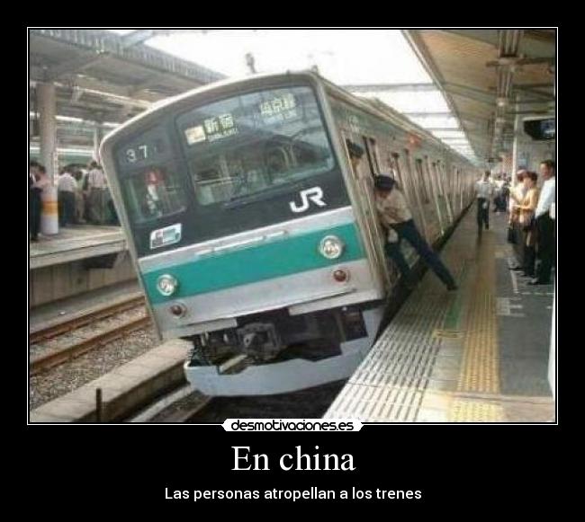 En china - Las personas atropellan a los trenes