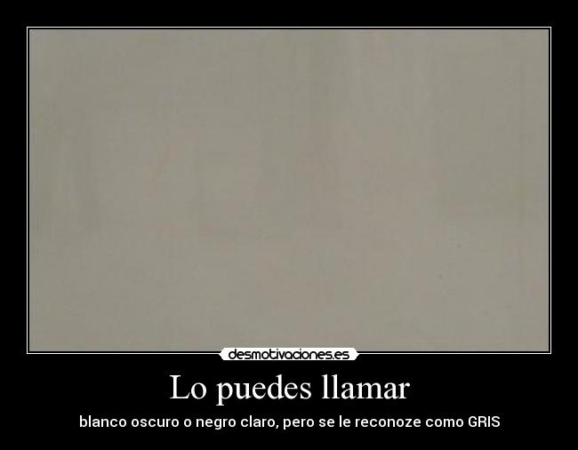 Lo puedes llamar - blanco oscuro o negro claro, pero se le reconoze como GRIS