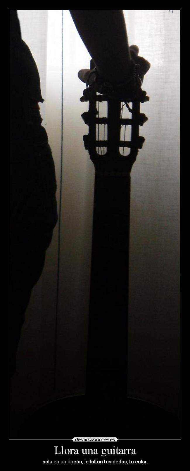 Llora una guitarra - sola en un rincón, le faltan tus dedos, tu calor.