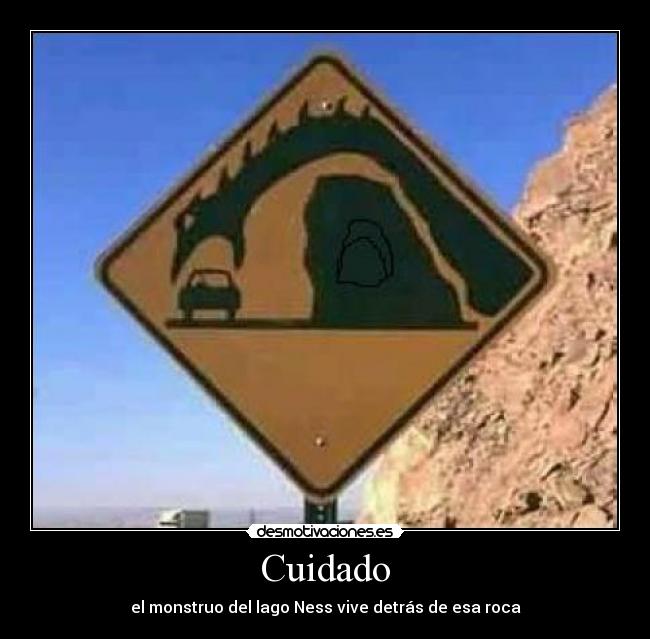 Cuidado - el monstruo del lago Ness vive detrás de esa roca