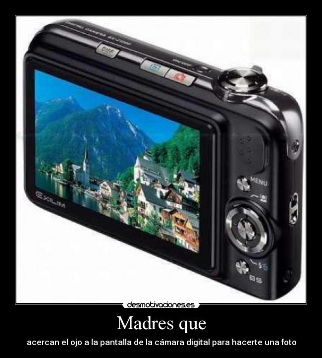 Madres que - acercan el ojo a la pantalla de la cámara digital para hacerte una foto