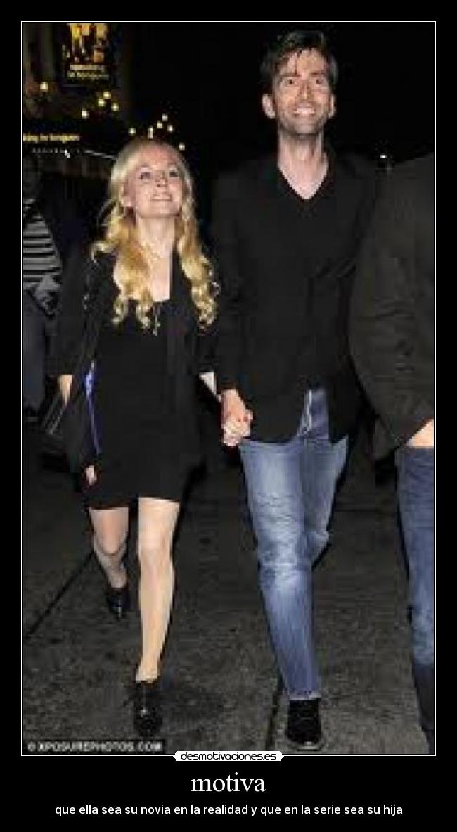 motiva - que ella sea su novia en la realidad y que en la serie sea su hija