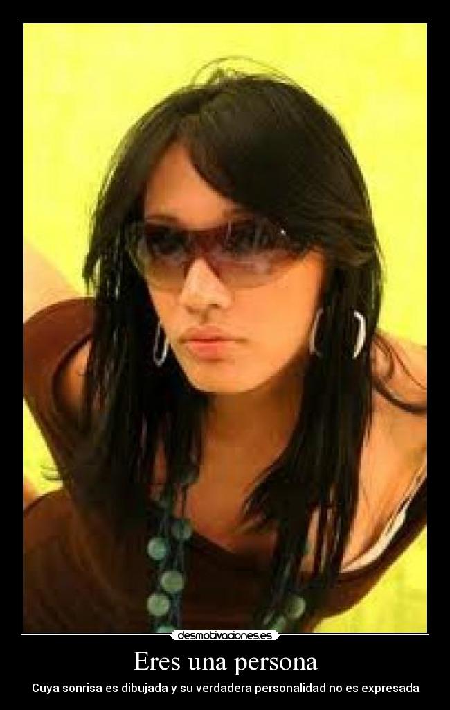 Eres una persona - Cuya sonrisa es dibujada y su verdadera personalidad no es expresada