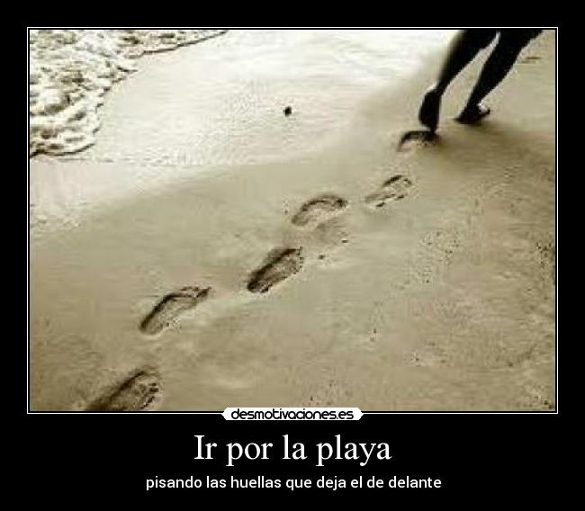 Ir por la playa - pisando las huellas que deja el de delante