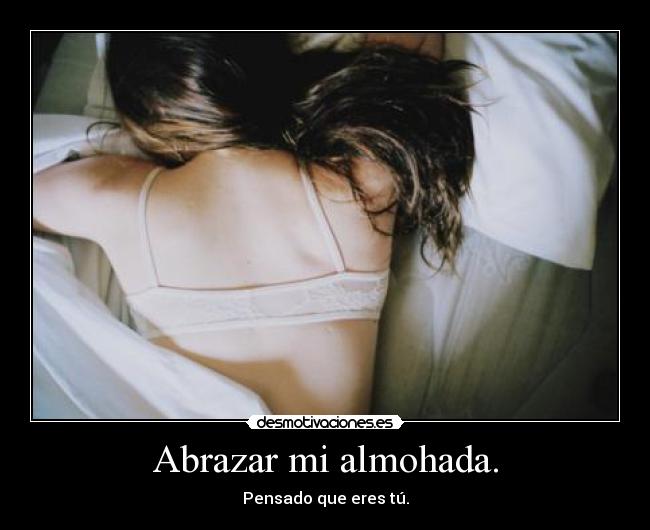 Abrazar mi almohada. - Pensado que eres tú.