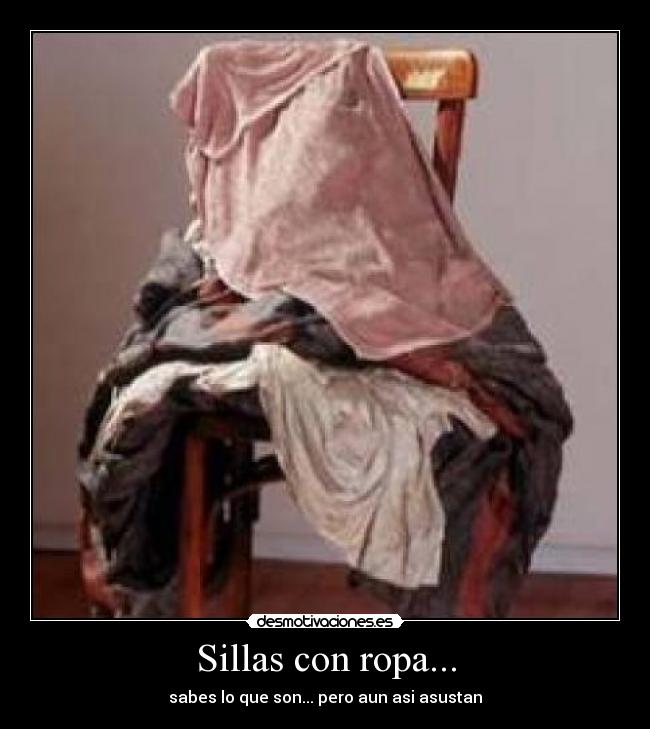 Sillas con ropa... - 
