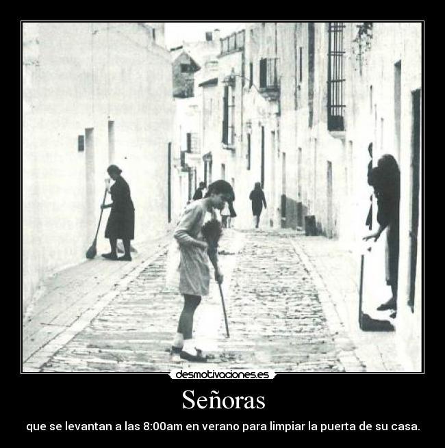 Señoras - que se levantan a las 8:00am en verano para limpiar la puerta de su casa.