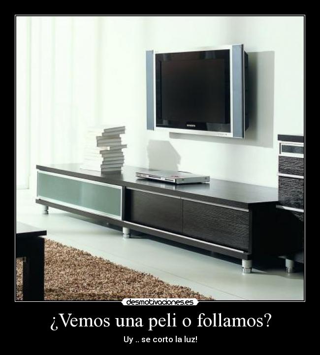 ¿Vemos una peli o follamos? - Uy .. se corto la luz!