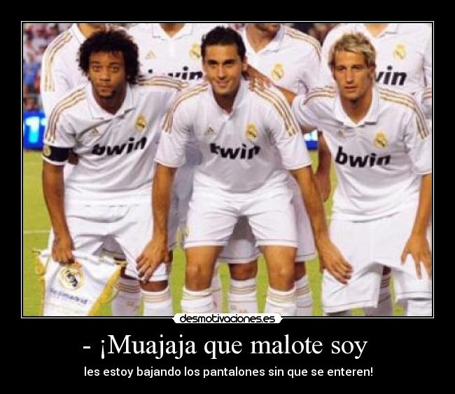 - ¡Muajaja que malote soy  - les estoy bajando los pantalones sin que se enteren!