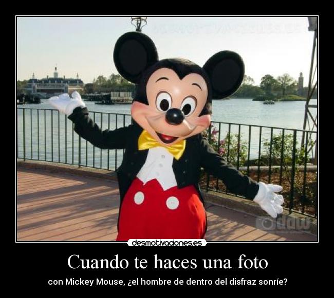 Cuando te haces una foto - con Mickey Mouse, ¿el hombre de dentro del disfraz sonríe?