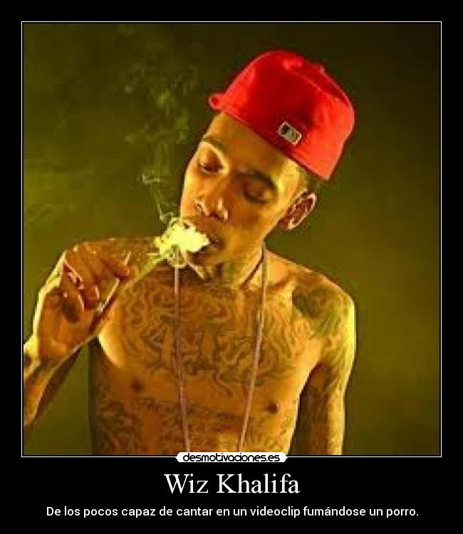 Wiz Khalifa - De los pocos capaz de cantar en un videoclip fumándose un porro.