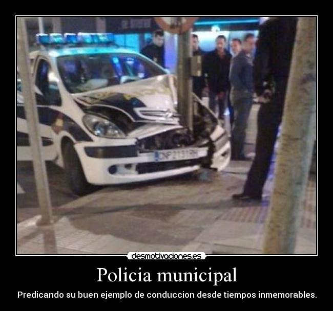 Policia municipal - Predicando su buen ejemplo de conduccion desde tiempos inmemorables.