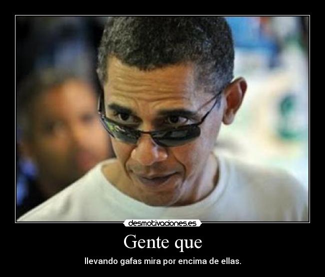 Gente que - llevando gafas mira por encima de ellas.