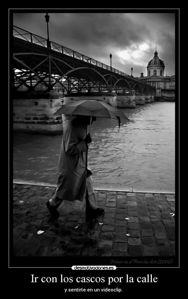 Ir con los cascos por la calle - y sentirte en un videoclip.