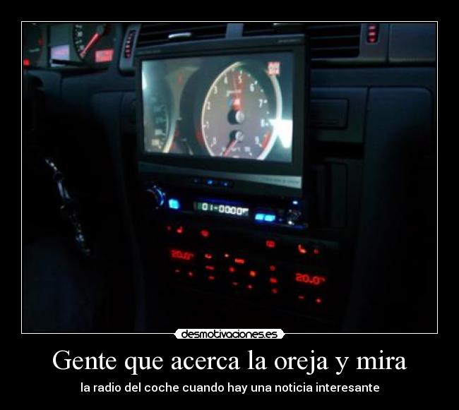 Gente que acerca la oreja y mira - la radio del coche cuando hay una noticia interesante