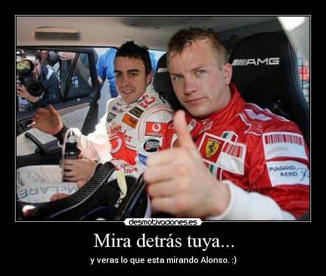 Mira detrás tuya... - y veras lo que esta mirando Alonso. :)