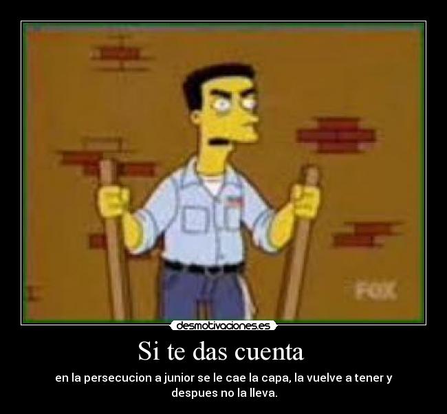 Si te das cuenta - en la persecucion a junior se le cae la capa, la vuelve a tener y despues no la lleva.