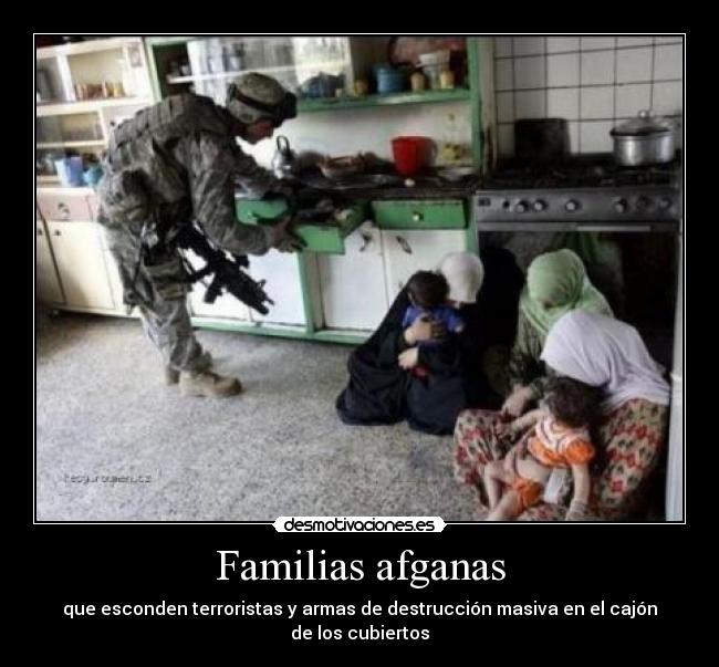 Familias afganas - que esconden terroristas y armas de destrucción masiva en el cajón de los cubiertos