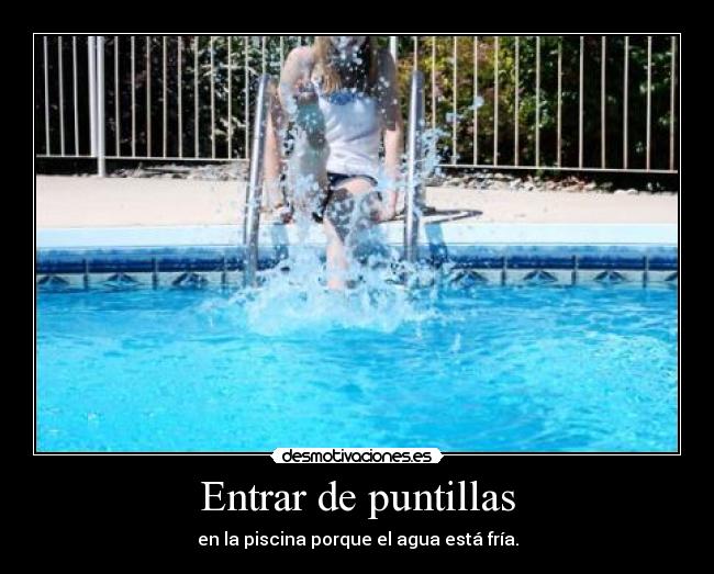 Entrar de puntillas - en la piscina porque el agua está fría.