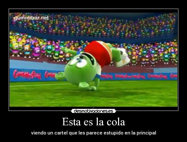 Esta es la cola - viendo un cartel que les parece estupido en la principal