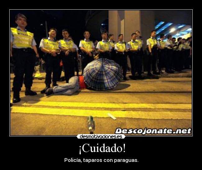 ¡Cuidado! - Policía, taparos con paraguas.