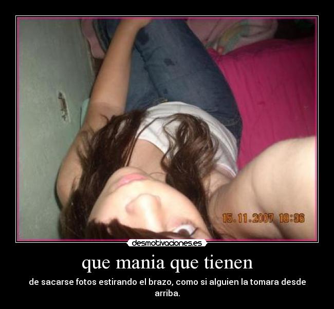 que mania que tienen - de sacarse fotos estirando el brazo, como si alguien la tomara desde arriba.